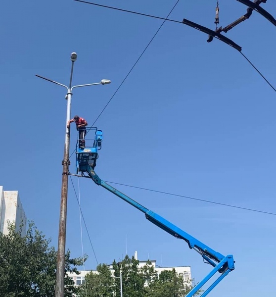 Обновяват стълбовете на уличното осветление в града