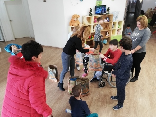 Фондация „Тавита България“ зарадва с подаръци деца 