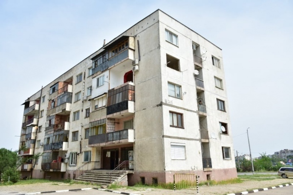 Обновяват общински жилища във Враца