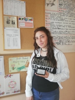 Статуетка за ученичка от Бяла Слатина