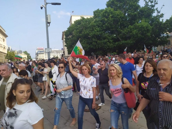 Манолова с осем искания на протеста срещу Борисов