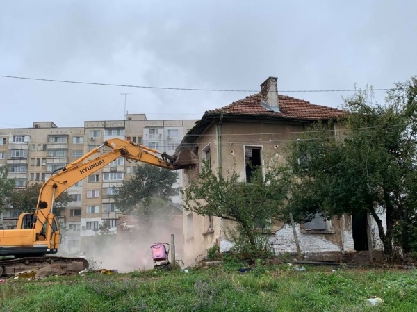 Събарят жилищна сграда в лошо състояние