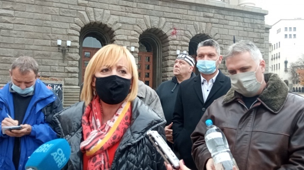 Манолова: Борисов да разпореди оттегляне 