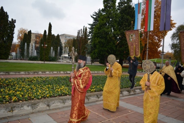 Владиката Даниил поведе молебен за изцеление 