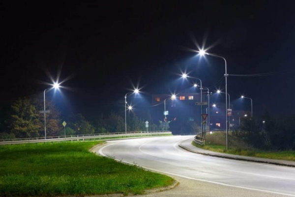 Във Враца подменят уличното осветление