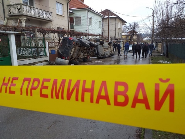 В  Мездра70 души нападнаха къща, в която застреляха дете 