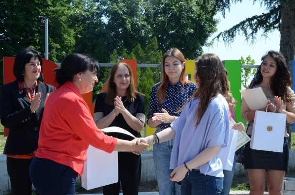 Връчиха грамоти на зрелостници с пълни шестици 