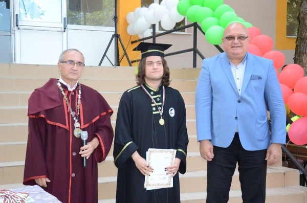 Връчиха дипломи на зрелостници с пълни шестици 