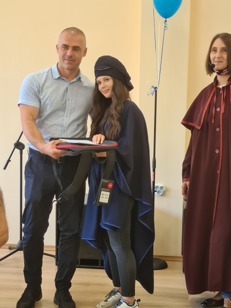 Връчиха дипломи на зрелостниците 