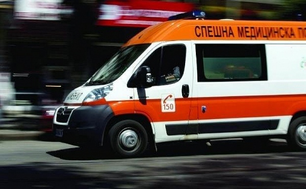БМВ блъсна две момичета на автоспирка във Враца