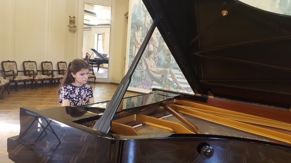 Поредна награда за  младата пианистка Елица Стефанова 