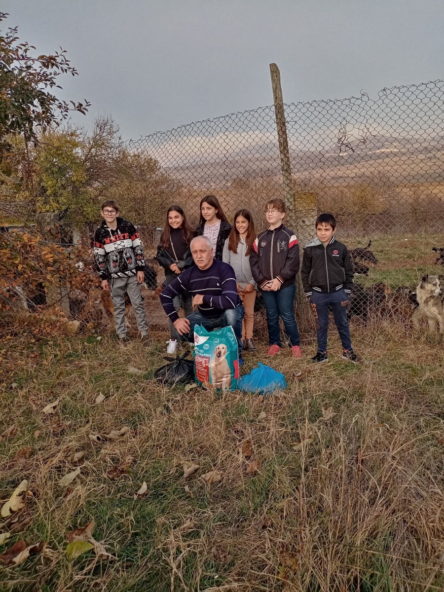 Деца от Игнатица дариха храна за бездомни кучета