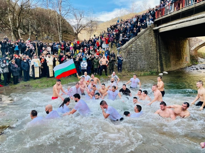 Над 30 души „спасяваха“ кръста във Враца