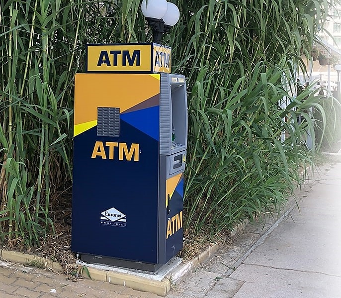 Броят на активните банкомати в България намалява 