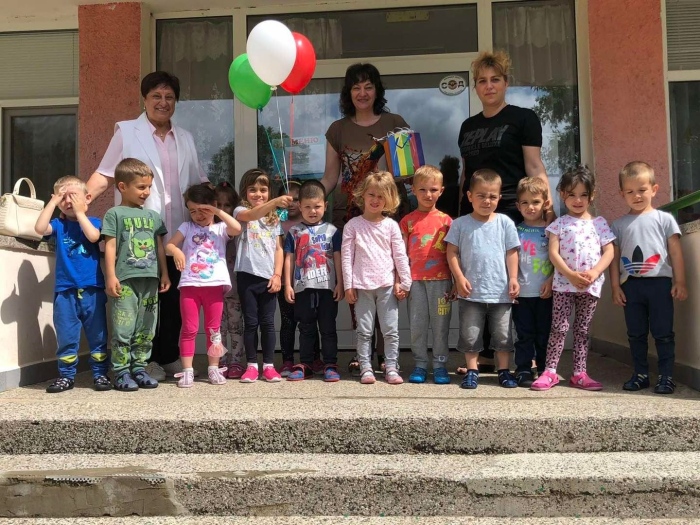 Иво Евгениев зарадва децата на Враца