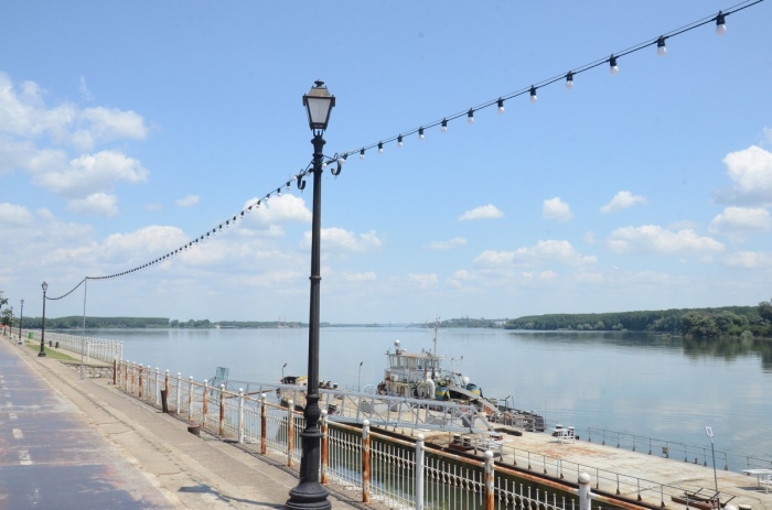 Монтират декоративно осветление по брега на Дунав 