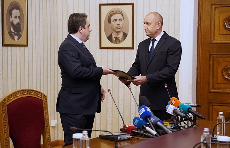 Василев върна мандата на президента - Радев даде време за закони