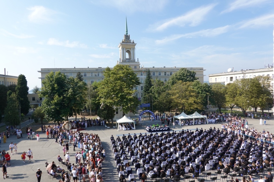 Кметът на Видин награди студентка от Висшето военноморско училище