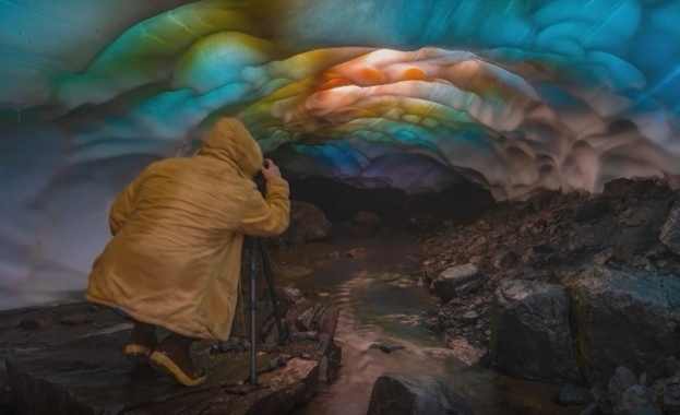 Заснеха ледена пещера, обагрена в цветовете на дъгата 