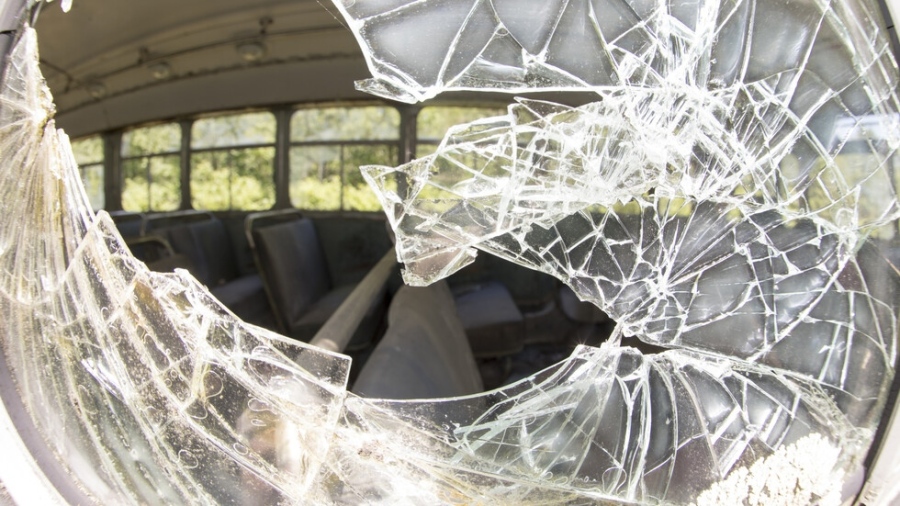 Катастрофа с училищен автобус в Монтанско, има ранени деца