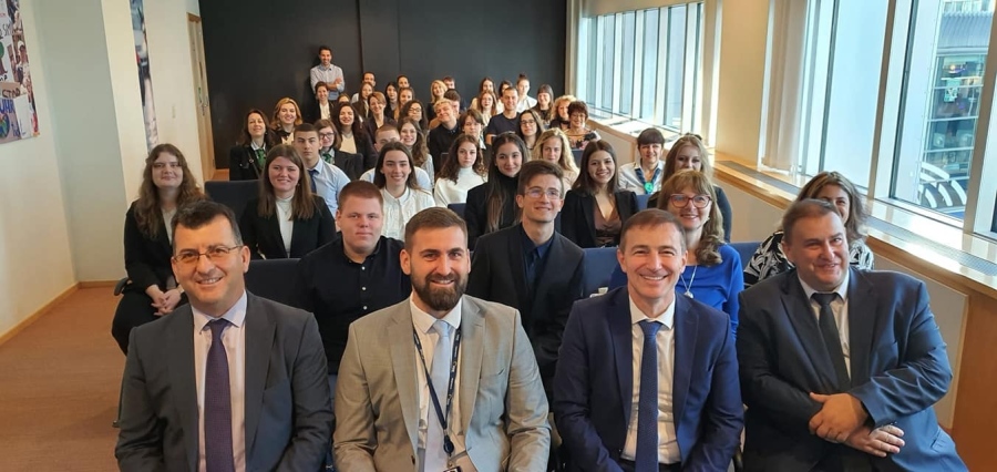 40 ученици и учители от Враца на посещение в Европейския парламент 