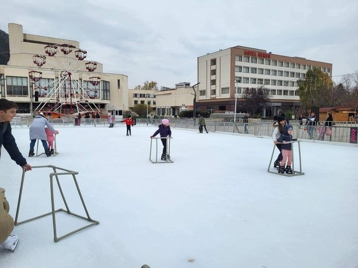 Ледената пързалка във Враца отвори врати 