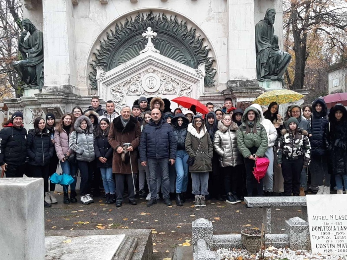 Младите „Ботевци“ посетиха паметни български места в Букурещ