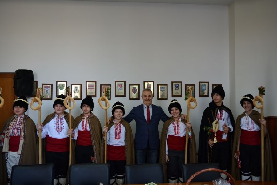 Коледари от училище „Иван Вазов” гостуваха в община Монтана