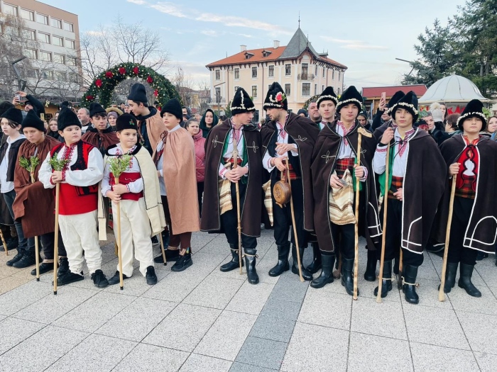 Коледари благословиха за здраве жителите на Враца