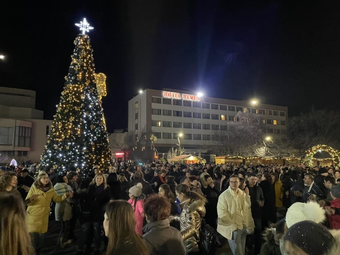 Стотици врачани празнуваха заедно на площада 