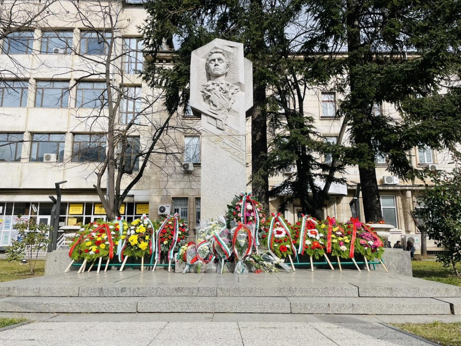 Враца се преклони пред паметта на Апостола