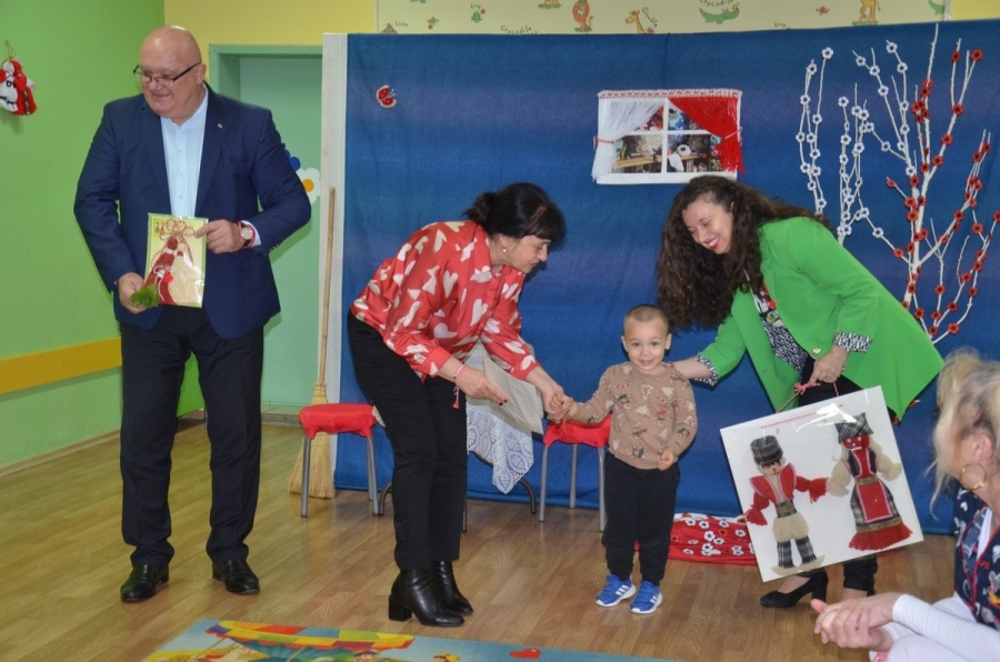 Зарадваха с мартеници децата от ясла „Слънчев кът“