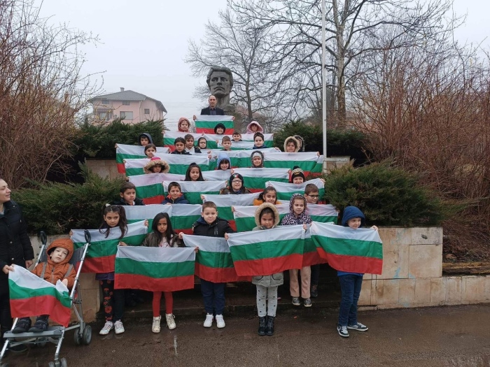 Над 600 първокласници получиха българското знаме