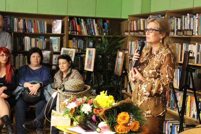 Мадлен Алгафари предизвика фурор в библиотеката във Враца