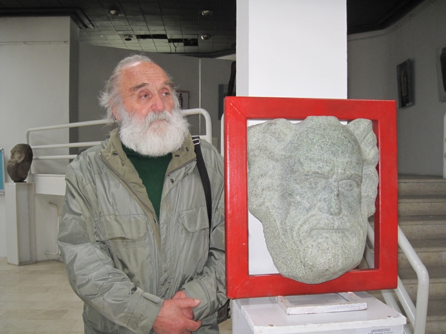 Скулпторът Цено Ценов на 88 години