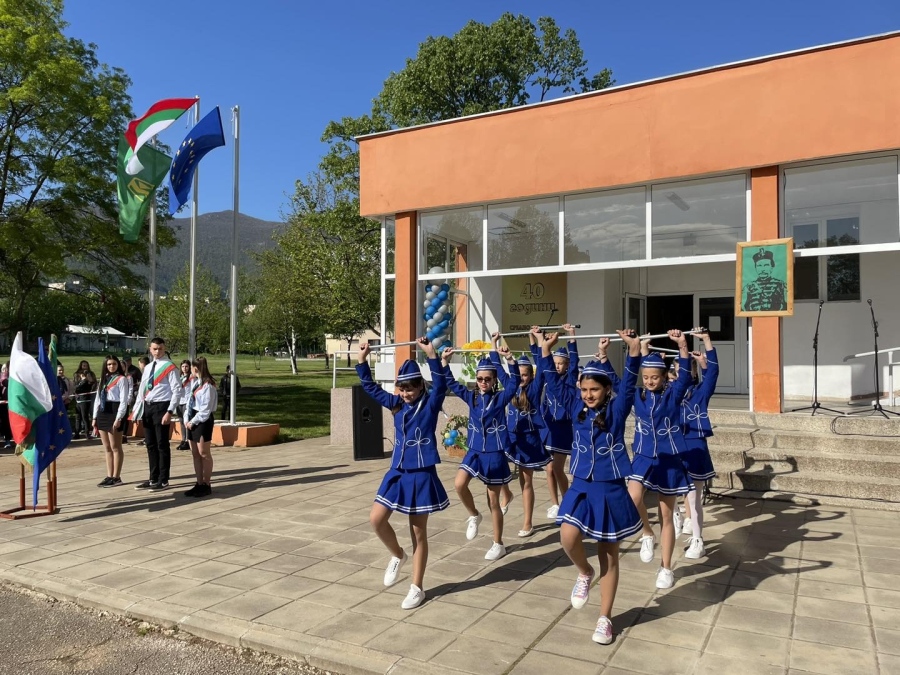 Училище “Никола Войводов” отбелязва патронния си празник