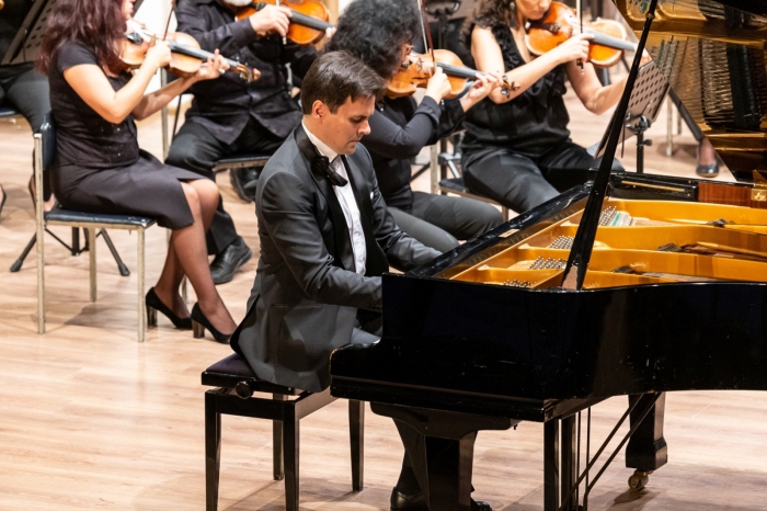 Симфониета-Враца с романтична музика за пиано и оркестър