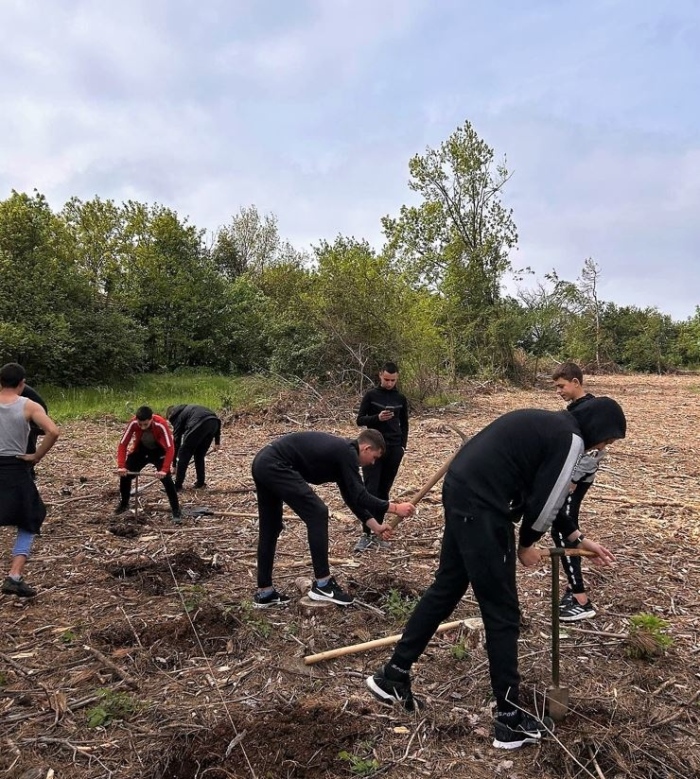 Ученици от ПГ „Васил Левски“ - Мездра засадиха 100 дръвчета  