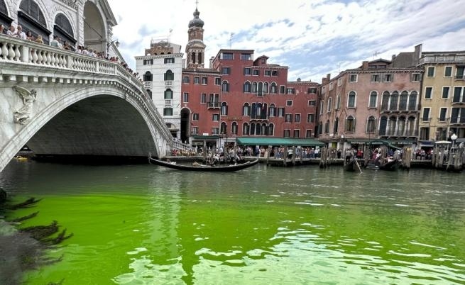 Невиждано: Водата в Канале Гранде във Венеция позеленя 