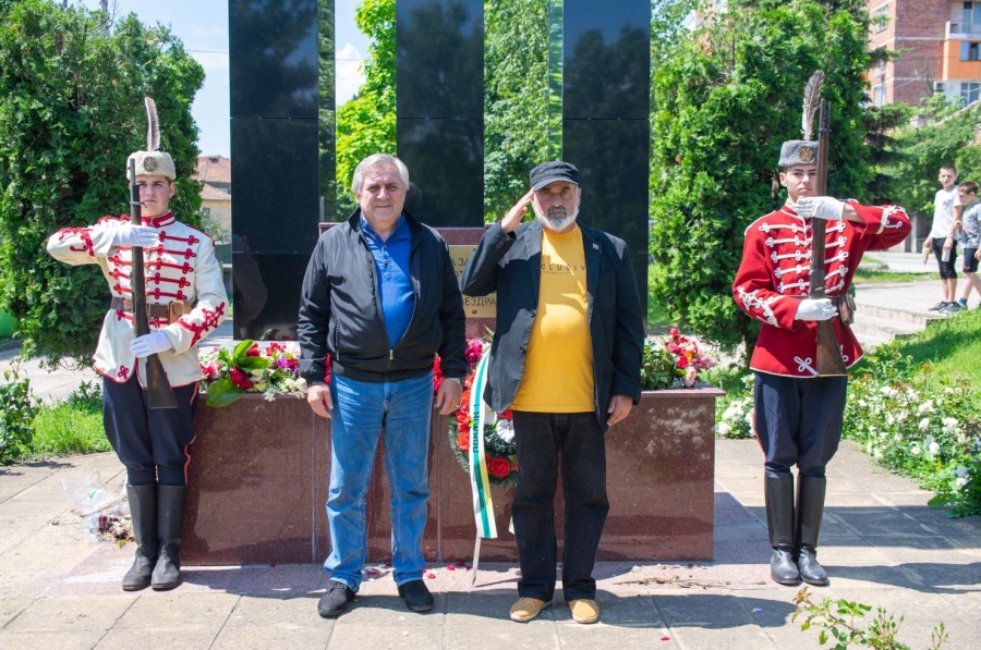 Гражданството на Мездра почете паметта на Христо Ботев 