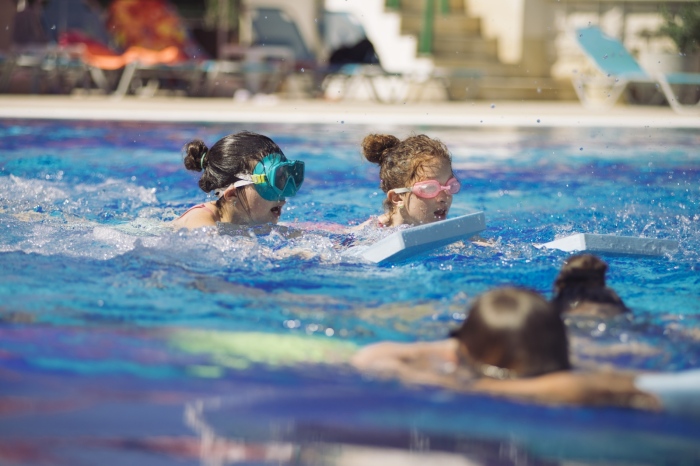 Започнаха плувните курсове за ученици в Мездра 