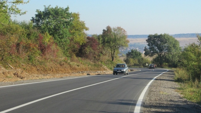 Продължава ремонтът на 2 км от пътя Криводол - Девене