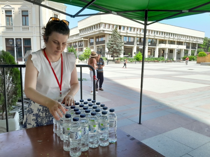 Община Видин раздава на гражданите минерална  вода в жегите