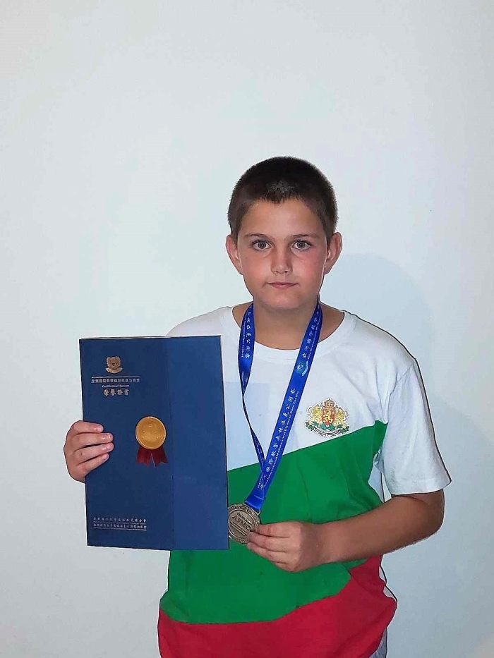 Ученик от Мездра с престижни отличия в две международни математически състезания 