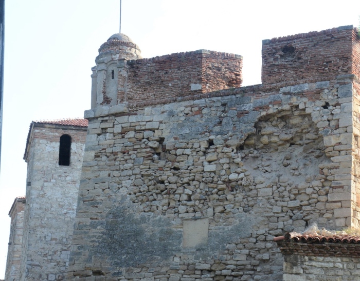Срути се зидария от бойна кула на крепостта “Баба Вида”