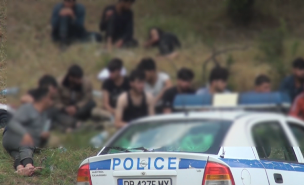 Заловиха група нелегални мигранти в кола край Враца