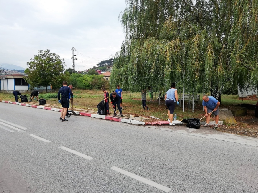 Близо 250 доброволци чистиха община Мездра 
