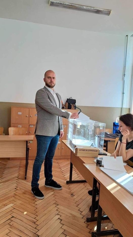 Кандидатът за кмет на Враца Кирил Кунгалов гласува