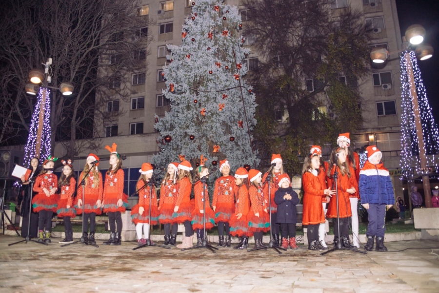 Грейват светлините на коледната елха в Мездра 