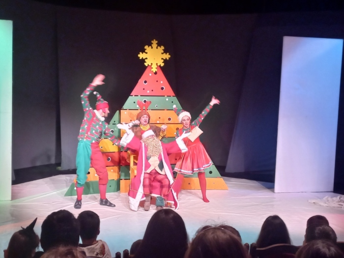 Врачанският театър радва децата с постановката „Коледна неразбория“